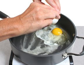 4 ways to fry perfectly round eggs every time - CNET