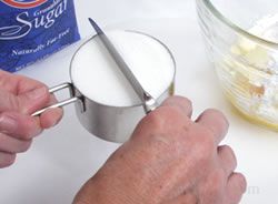 How to Use Measuring Spoons and Cups: 6 Steps (with Pictures)